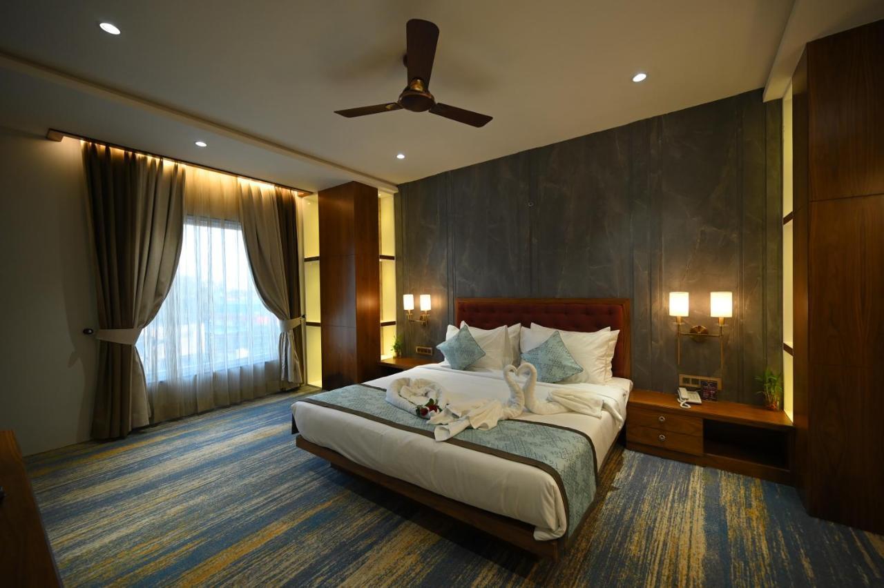 The Royal Class Hotel Gwalior Exterior photo