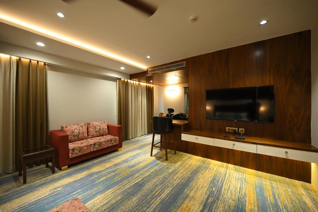 The Royal Class Hotel Gwalior Exterior photo